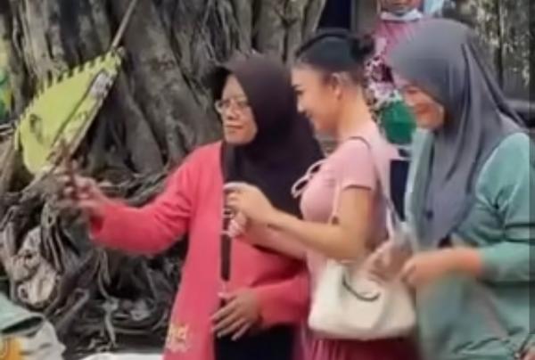 Yuni Shara jajan di pasar tradisional Yogyakarta