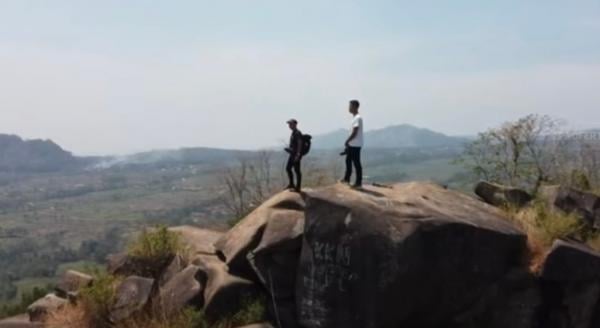 Pemandangan hijau Bukit Goa Lawa di Tegal