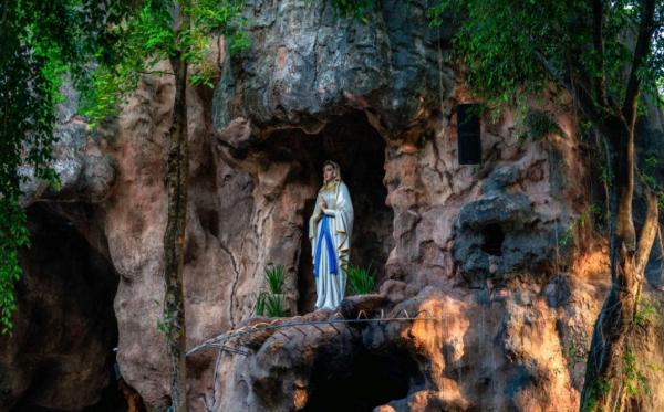 Arsitektur Gereja Puhsarang Kediri yang memadukan gaya Jawa dan Eropa