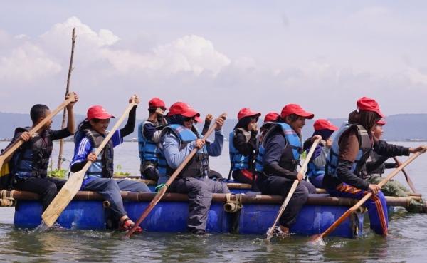 Aktivitas outbound di alam terbuka yang melibatkan kelompok