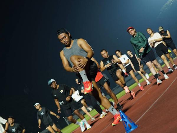 Seorang pelari menikmati Coffee Tonic setelah sesi latihan. (Foto: Istimewa)