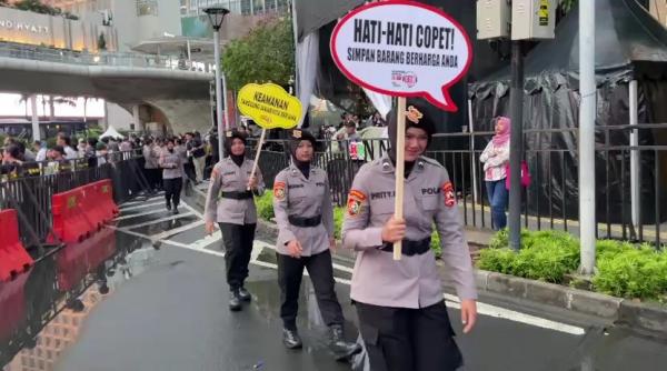 Petugas Polwan berjaga mengamankan perayaan Tahun Baru di Bundaran HI