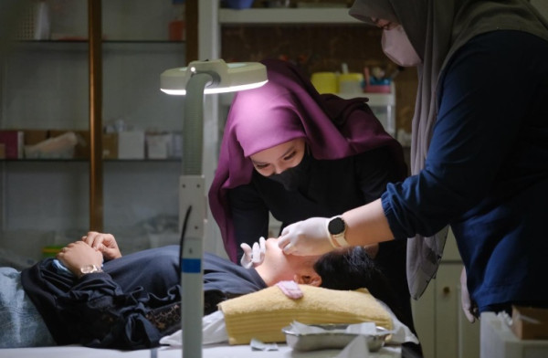 dr. Ayu Widyaningrum berbagi kebahagiaan dengan anak yatim