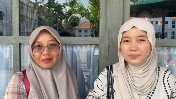 Dua orang wisatawan sedang menikmati hari libur di Kota Tua Jakarta. (Foto: Mei Sada Sirait)