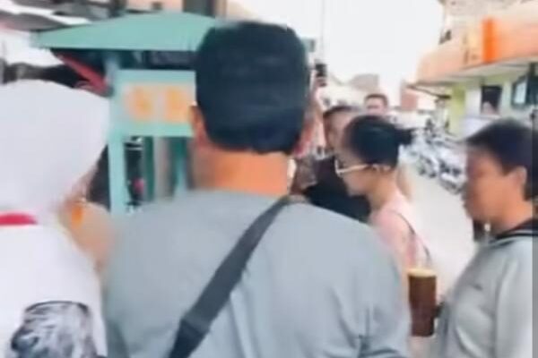 Yuni Shara Jajan di Pasar Tradisional: Sederhana & Dekat Rakyat