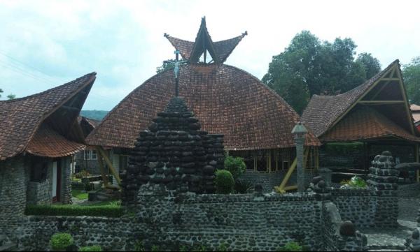 Gereja Puhsarang: Destinasi Religi, Sejarah & Kedamaian Jiwa