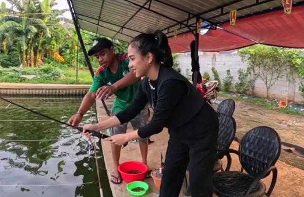 Azia Riza Mancing: Panik Tarik Pancingan, Bikin Ngakak!