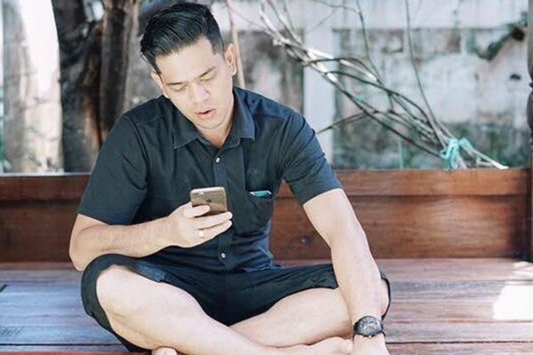 Surya Insomnia Aspal Jalan Berlubang: Aksi Viral Penuh Makna