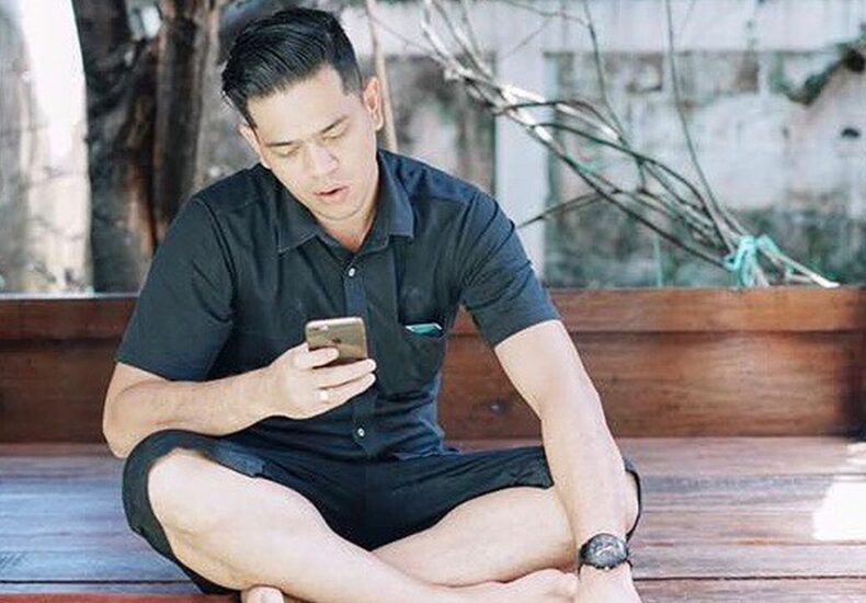 Surya Insomnia Aspal Jalan Berlubang: Aksi Viral Penuh Makna