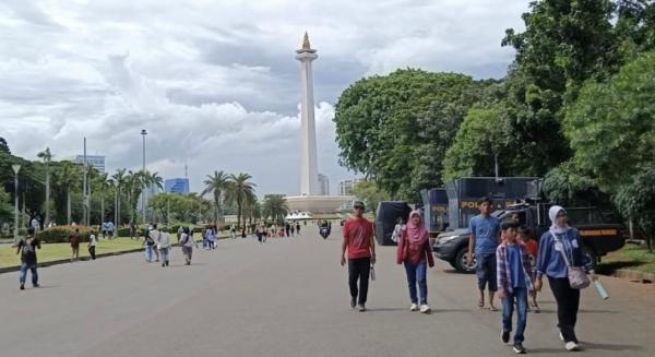 Liburan di Monas Saat Nataru: Santai Bareng Keluarga!