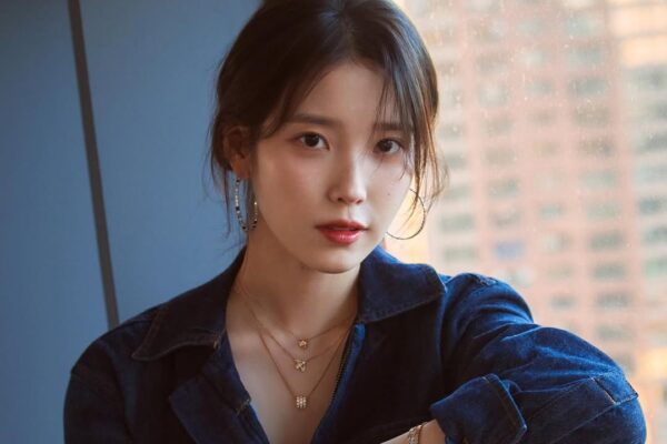 IU Bagikan Kado Natal Spesial untuk Kru Drama, Bikin Gemas!
