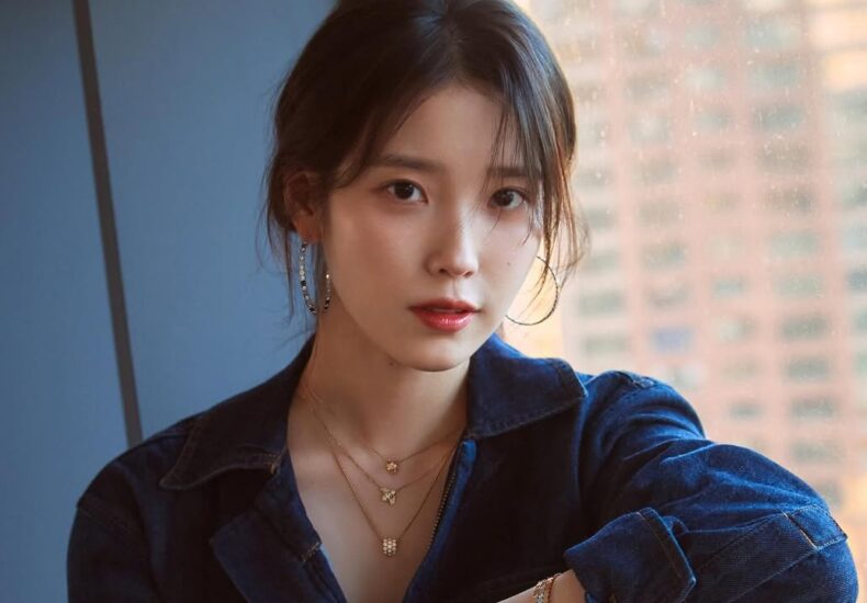 IU Bagikan Kado Natal Spesial untuk Kru Drama, Bikin Gemas!