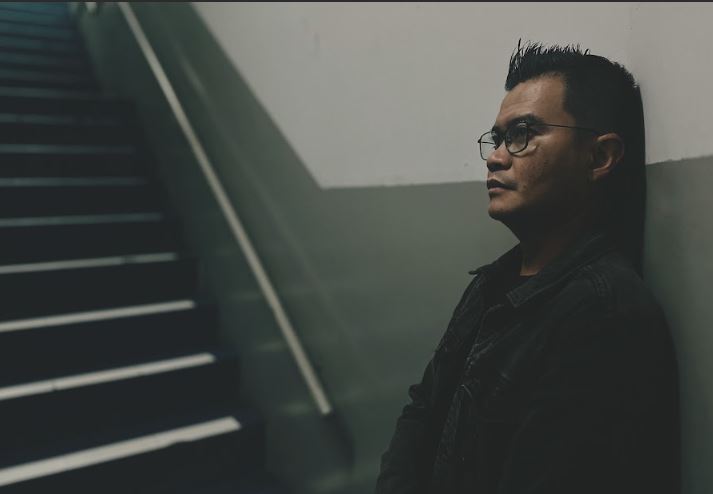 Martin Wiguna Rilis 'Bertahan Demi Dia', Single Penuh Emosi