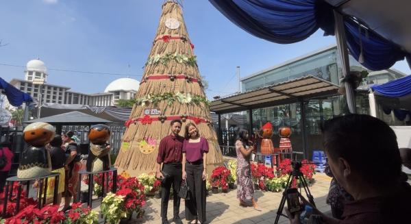 Pohon Natal Katedral Daur Ulang: Unik, Indah, dan Ramah Lingkungan!