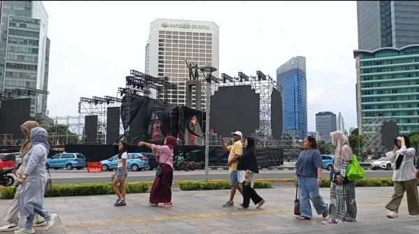 Rayakan Tahun Baru 2026 di Bundaran HI: Drone & Doa Bersama