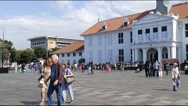 Serunya Liburan di Kota Tua Jakarta: Ramai Pengunjung, Banyak Bule!