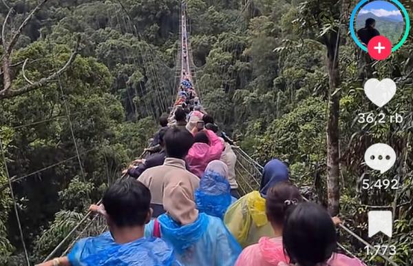 Jembatan Gantung Situ Gunung Penuh Sesak, Aman atau Ngeri?