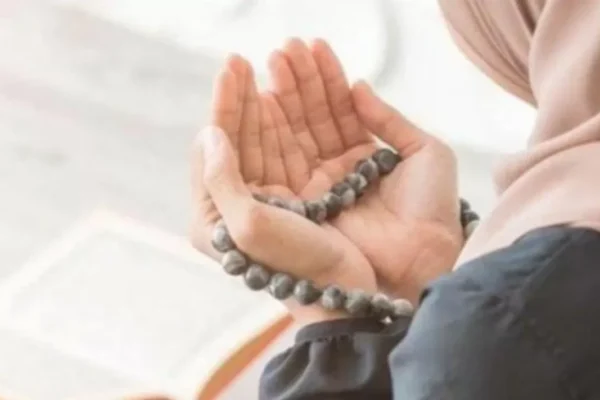 4 Doa Agar Muslimah Cantik, Pancarkan Aura Positif Setiap Hari!