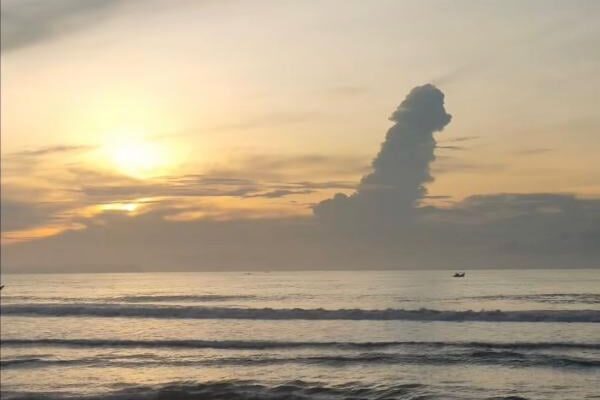 Heboh! Awan Viral Pantai Pangandaran Akhir Tahun 2025