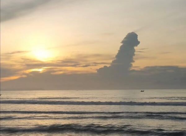 Heboh! Awan Viral Pantai Pangandaran Akhir Tahun 2025