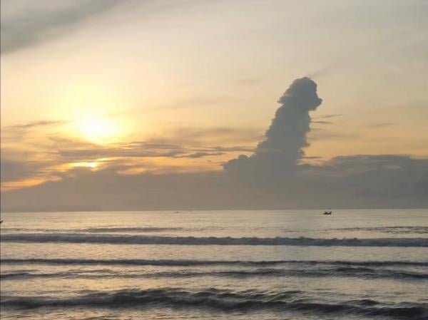 Heboh! Awan Viral Pantai Pangandaran Akhir Tahun 2025