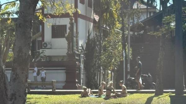 Bule Berjemur Dekat Kuil Thailand: Pelajaran Etiket Wisatawan