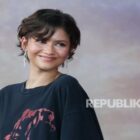 gaya santai zendaya - ilustrasi berita Gaya Santai Zendaya Saat Promosi Spider-Man: Pakai Kaus di Paris
