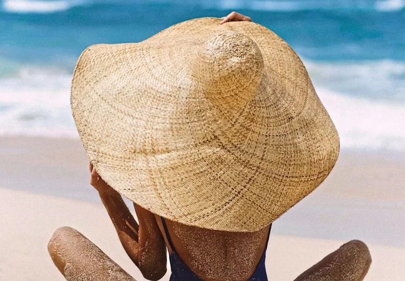 holiday beauty - ilustrasi berita Holiday beauty: Hack kecantikan dan perjalanan untuk liburan