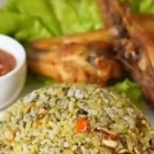 nasi bayam pedas - ilustrasi berita Nasi Bayam Pedas Gurih: Kreasi Nasi Putih dengan Bayam Goreng, Kol, dan Sambal…