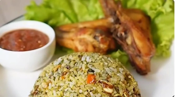 nasi bayam pedas - ilustrasi berita Nasi Bayam Pedas Gurih: Kreasi Nasi Putih dengan Bayam Goreng, Kol, dan Sambal…
