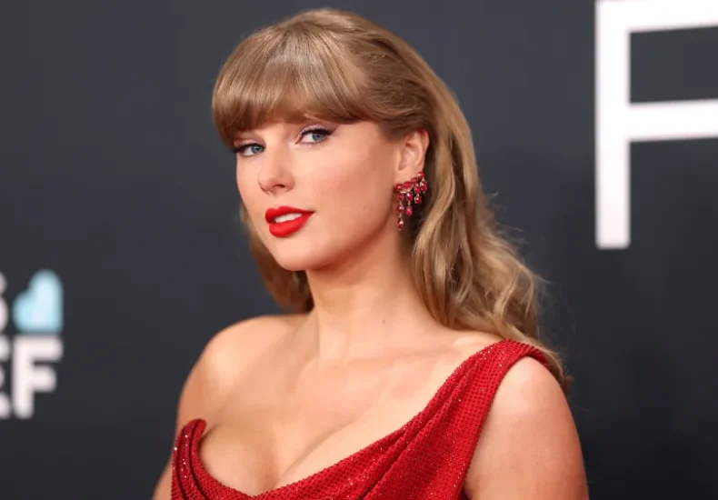 red lip - ilustrasi berita Taylor Swift dan red lip tahan lama: Pensil Bibir Smashbox $24 yang Terlihat di Amazon