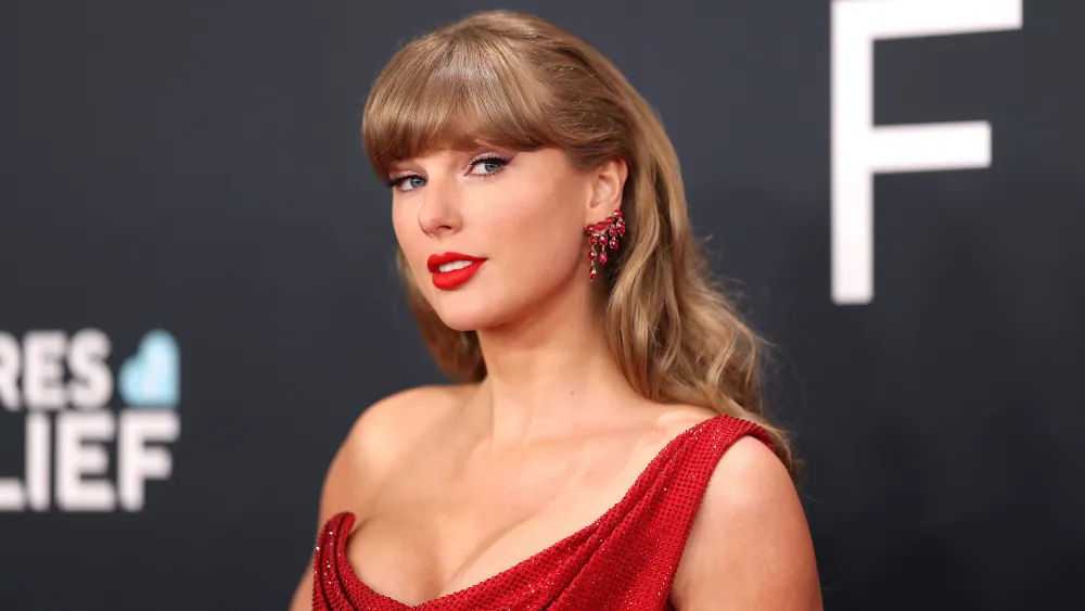 red lip Taylor Swift dan red lip tahan lama: Pensil Bibir Smashbox $24 yang… red lip - ilustrasi berita Taylor Swift dan red lip tahan lama: Pensil Bibir Smashbox $24 yang Terlihat di Amazon