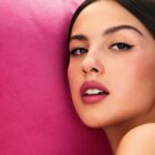 warna bibir santai - ilustrasi berita Warna Bibir Santai Jadi Tren Musim Panas: Lancôme Luncurkan Lip Idôle Cuddleblur