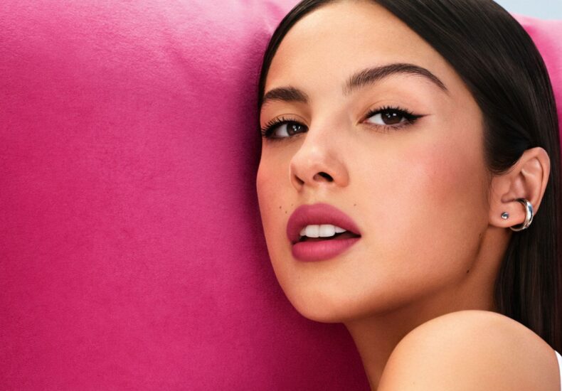 warna bibir santai - ilustrasi berita Warna Bibir Santai Jadi Tren Musim Panas: Lancôme Luncurkan Lip Idôle Cuddleblur