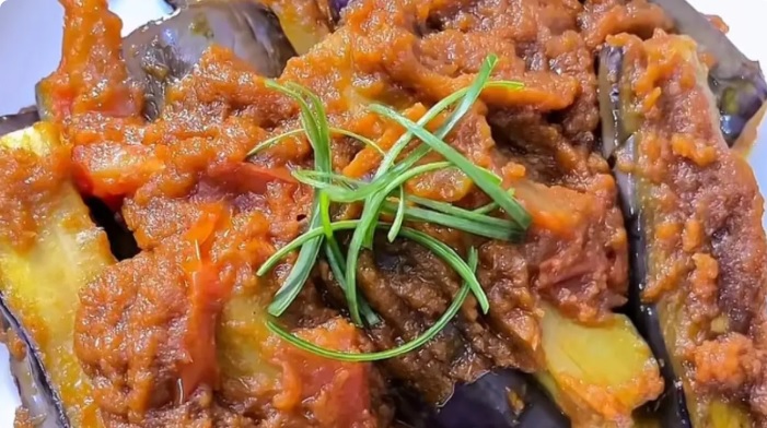 balado terong - ilustrasi berita Balado Terong Satset: Menu Rumahan Favorit dengan Rasa Pedas dan Gurih