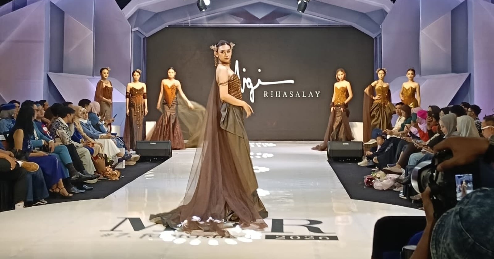 fantastica fashion Fantastica Fashion, Saat Imajinasi Tanpa Batas Menjadi… fantastica fashion - ilustrasi berita Fantastica Fashion, Saat Imajinasi Tanpa Batas Menjadi Inspirasi Baru Fashion…