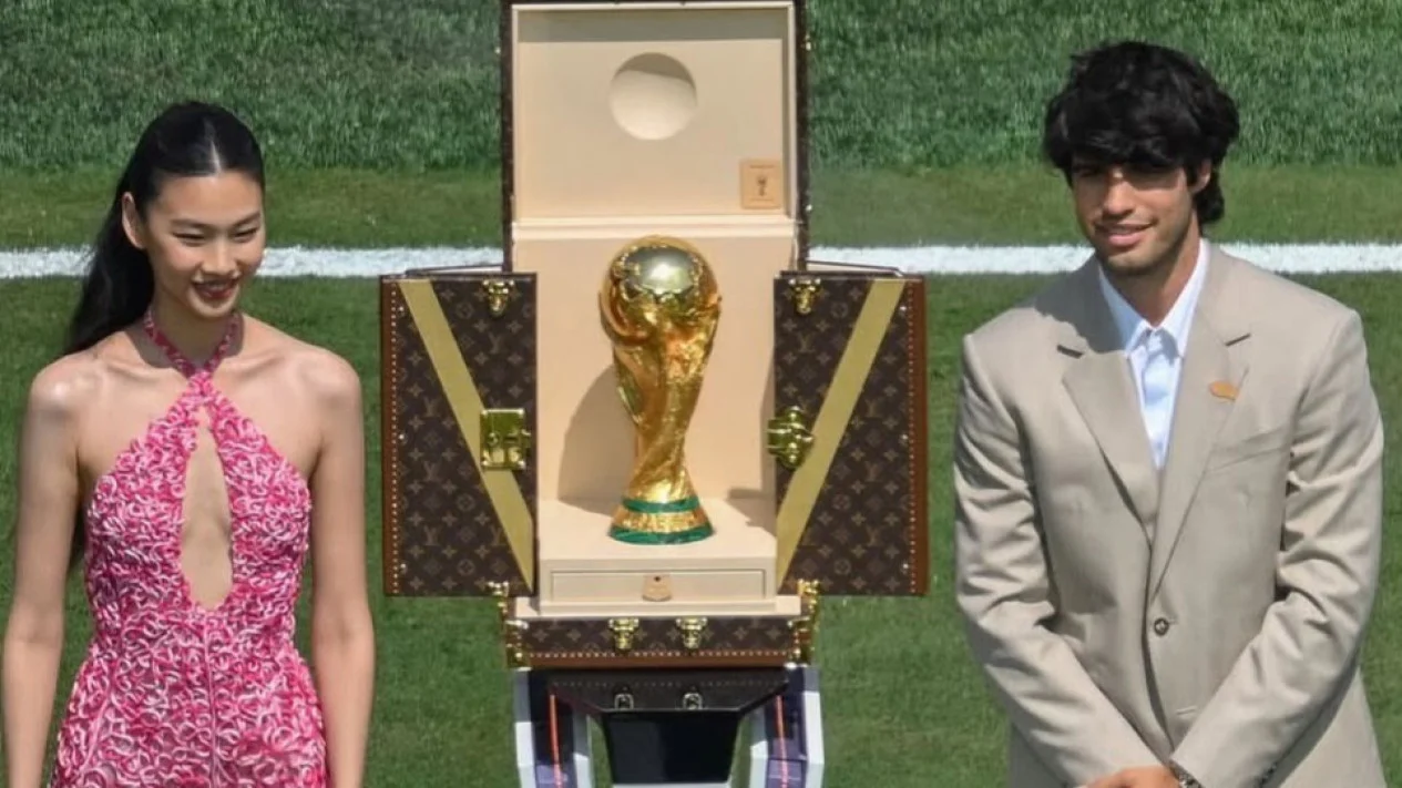 hoyeon pembawa trofi Hoyeon pembawa trofi Piala Dunia 2026, Bintang Squid Game… hoyeon pembawa trofi - ilustrasi berita Hoyeon pembawa trofi Piala Dunia 2026, Bintang Squid Game Menjadi Sorotan