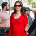kehamilan anne hathaway - ilustrasi berita Potret Kehamilan Anne Hathaway Pamer di Publik dengan Gaun Merah Menyala