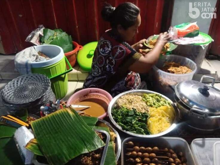 pecel kediri - ilustrasi berita Pecel Kediri: Berburu Pecel Legendaris di Kediri: 10 Tempat Makan Favorit yang Tak…