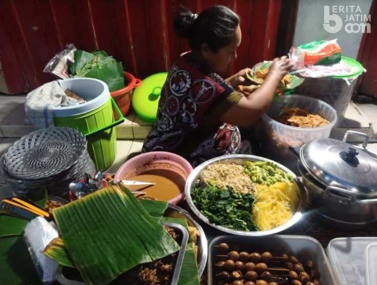 pecel kediri Pecel Kediri: Berburu Pecel Legendaris di Kediri: 10 Tempat Makan… pecel kediri - ilustrasi berita Pecel Kediri: Berburu Pecel Legendaris di Kediri: 10 Tempat Makan Favorit yang Tak…