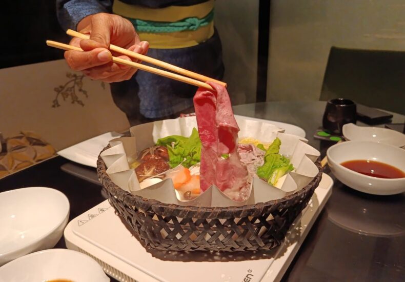 shabu shabu - ilustrasi berita Restoran Jepang di Blok M Sajikan Shabu Shabu dalam Kertas