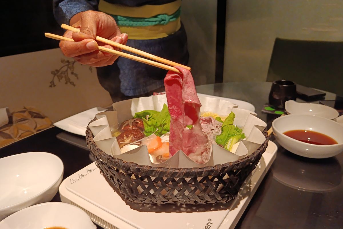 shabu shabu - ilustrasi berita Restoran Jepang di Blok M Sajikan Shabu Shabu dalam Kertas