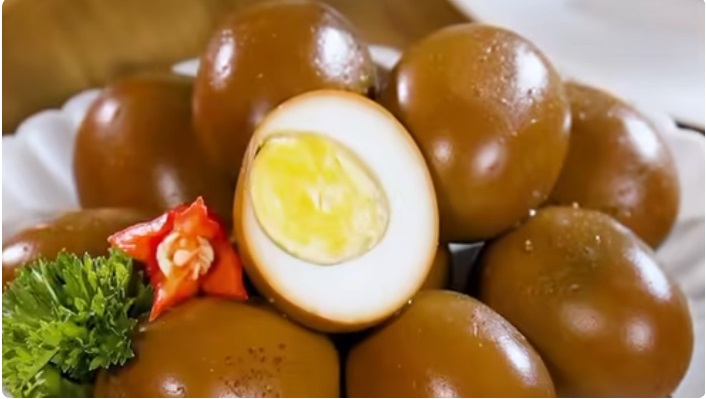 telur bacem - ilustrasi berita Telur Bacem Marinasi: Gurih Legit yang Cocok Jadi Lauk Sehari-hari