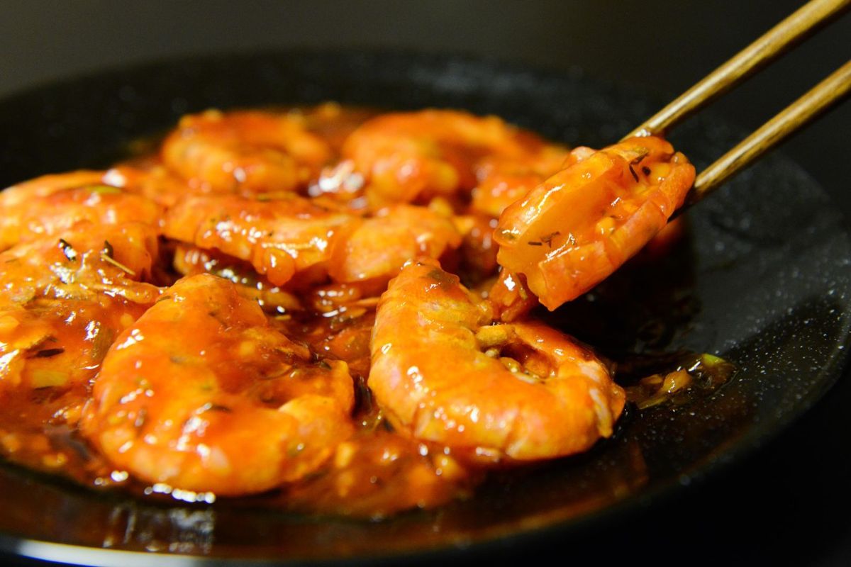 udang saus padang - ilustrasi berita Resep Udang Saus Padang ala Restoran, Pedas Gurih dan Bumbunya Meresap