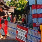 botol bekas - ilustrasi berita Kreatif Sambut HUT RI ke-81: Warga Sooko Mojokerto Sulap Ratusan Botol Bekas Jadi…