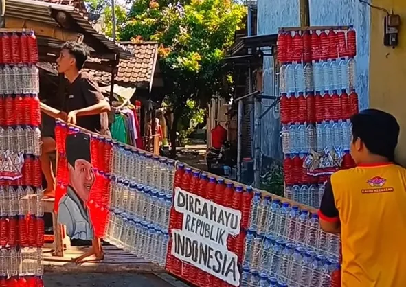 botol bekas - ilustrasi berita Kreatif Sambut HUT RI ke-81: Warga Sooko Mojokerto Sulap Ratusan Botol Bekas Jadi…