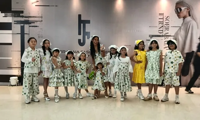 busana anak - ilustrasi berita Kini Kita Hadirkan Koleksi Busana Anak Bernuansa Klasik 1960-an di Soerabaia Fashion…