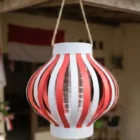 lampion merah putih - ilustrasi berita Lampion Merah Putih dari Botol Plastik untuk Dekorasi HUT RI