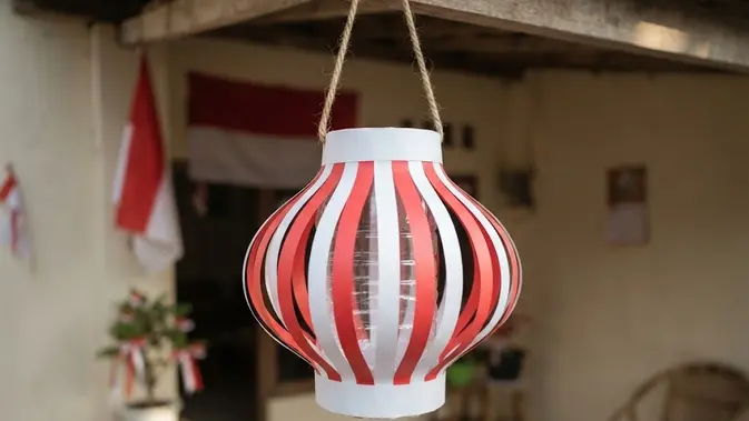 lampion merah putih - ilustrasi berita Lampion Merah Putih dari Botol Plastik untuk Dekorasi HUT RI