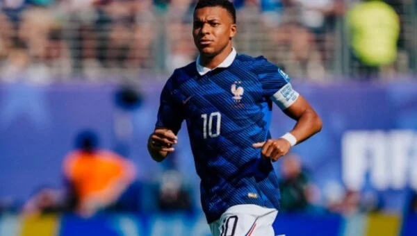 mbappe ester exposito - ilustrasi berita Mbappe Ester Exposito: Foto Liburan yang Mengonfirmasi Hubungan